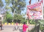 दादरी में बैनर फाड़ता युवक।       संवाद