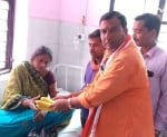 बांगरमऊ सीएचसी में महिला मरीज को फल वितरित करते विधायक श्रीकांत कटियार। संवाद