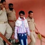 दोषी को लेकर जाती पुलिस
