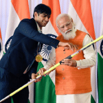 पीएम नरेंद्र मोदी को अपना जैवेलिन दिखाते नीरज चोपड़ा