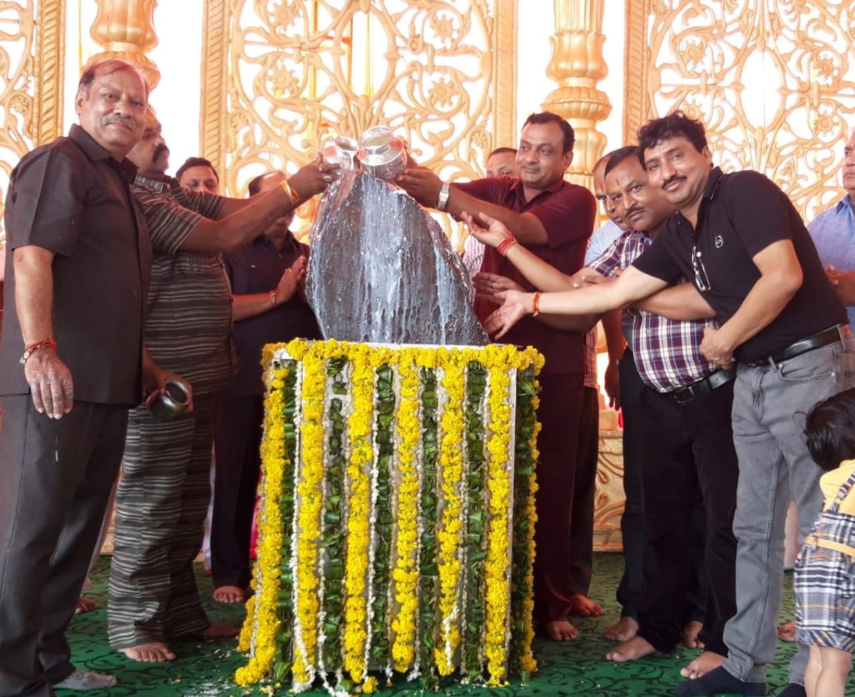 Mathura: Devotees became happy after performing Mahabhishek of Giriraj Prabhu
