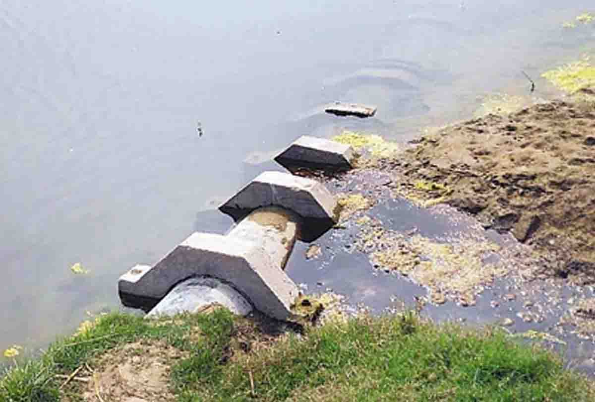 Farrukhabad: Chemicals of factories found flowing in Ganga