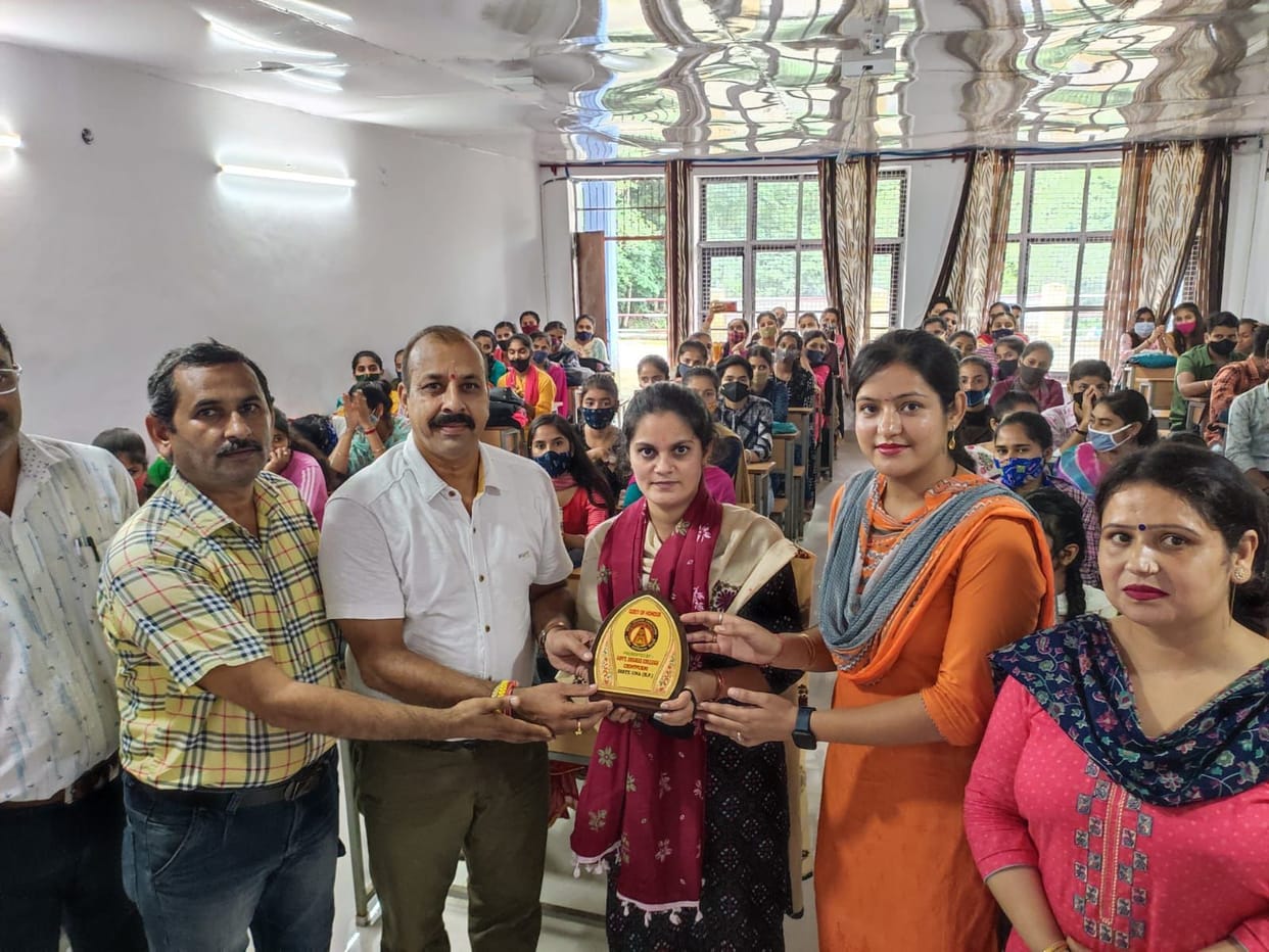 Akshima Sharma honored at Chintpurni College