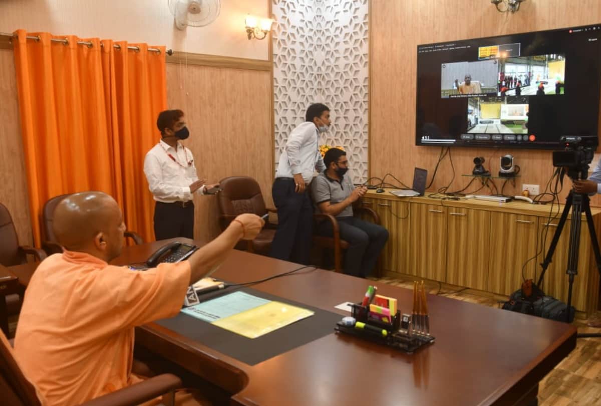 CM Yogi Adityanath virtual unveils first prototype train of Kanpur and Agra Metro at gorakhpur