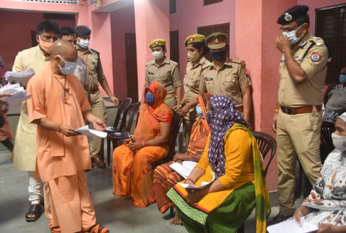 CM Yogi Adityanath virtual unveils first prototype train of Kanpur and Agra Metro at gorakhpur