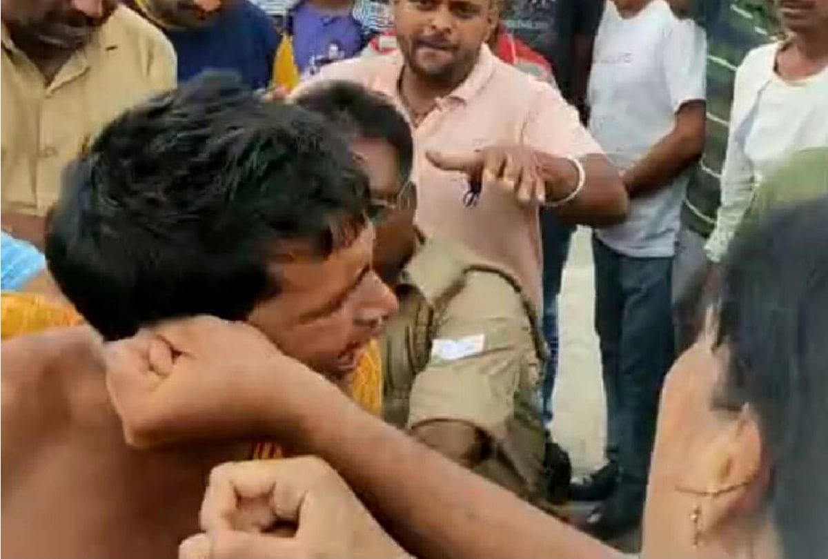 Women beat up a man who withdraws cash by changing ATM card in Agra