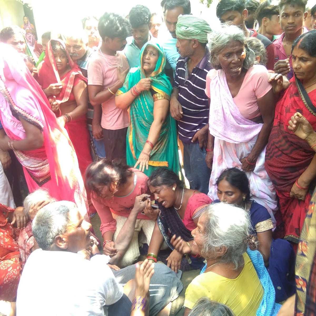 Two died in azamgarh due to drowned middle-aged man dead body found in river young man died by drowning in a pond 