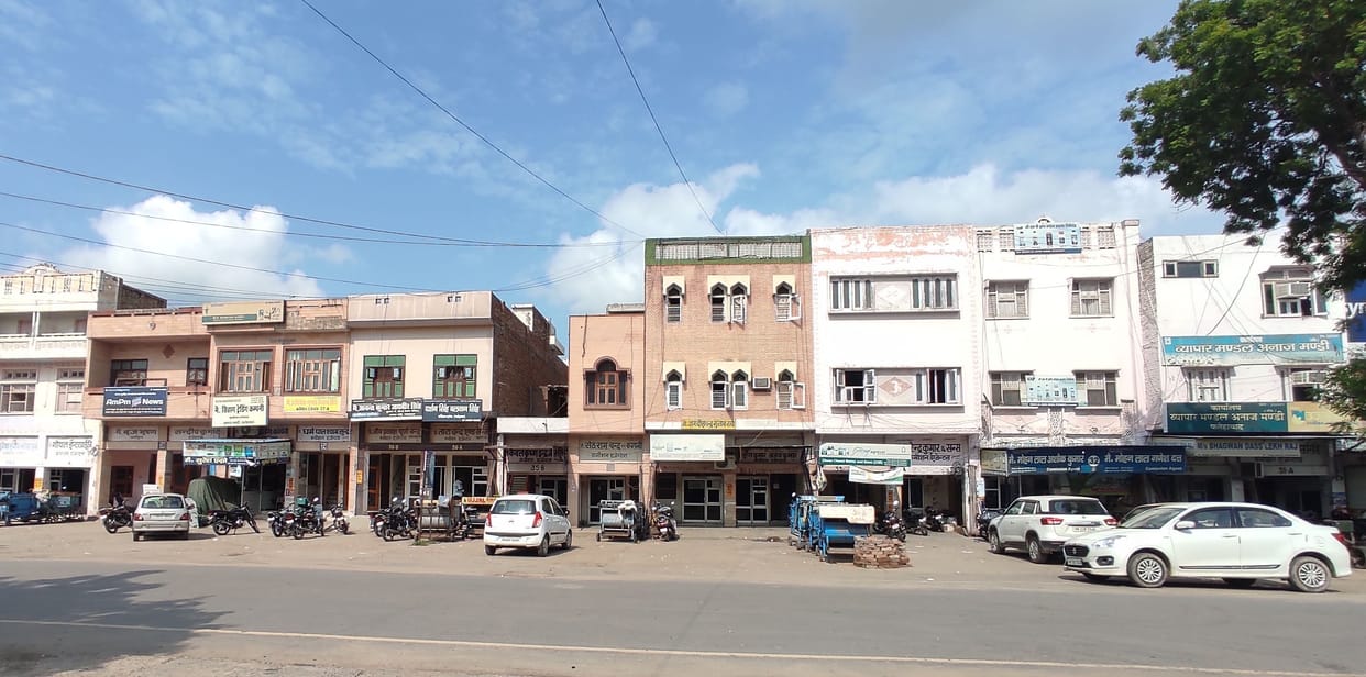 Interest business closed in mandis, crores of loans stuck, many brokers in crisis