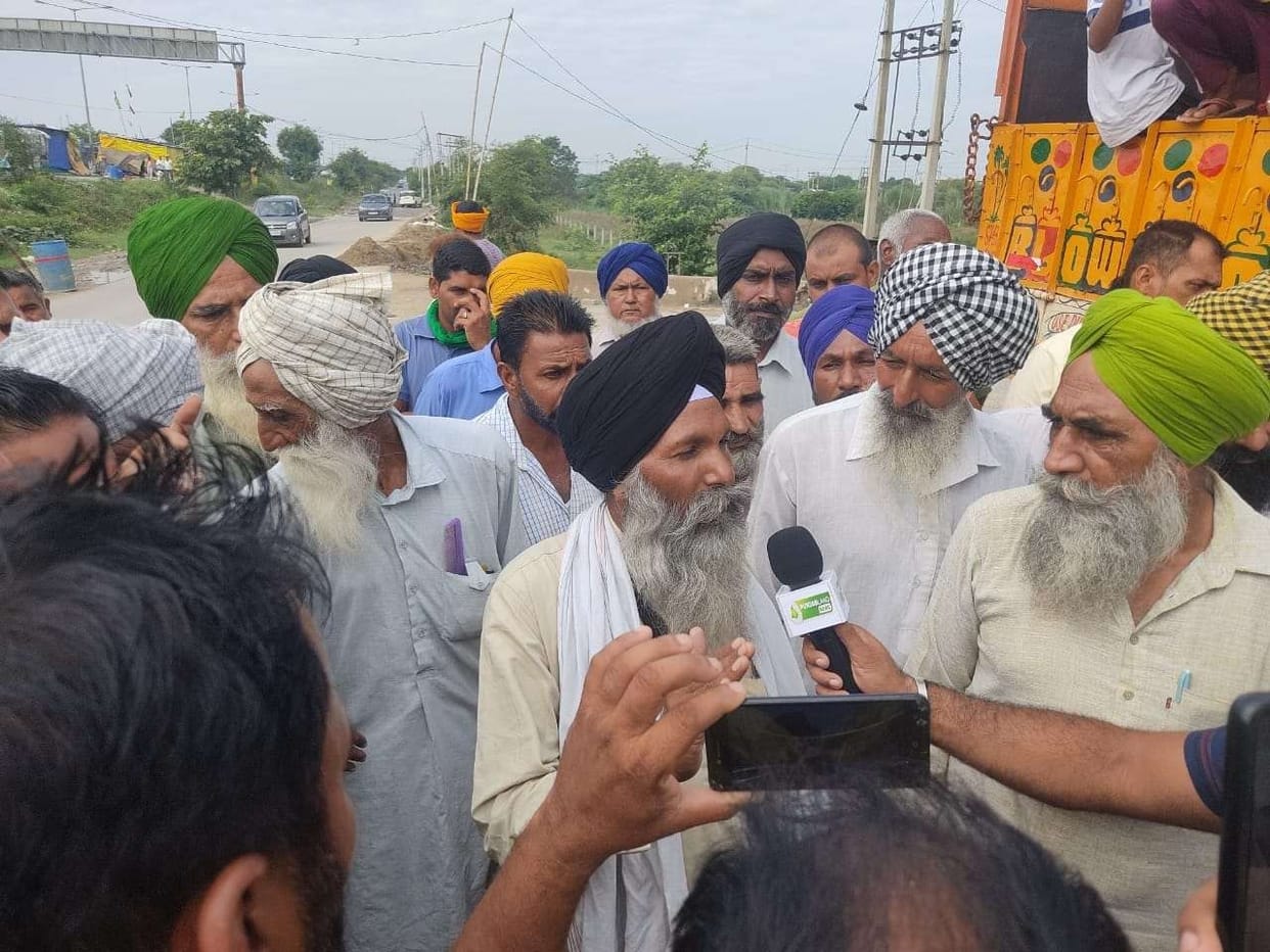 Agitating farmers and Akali workers clashed