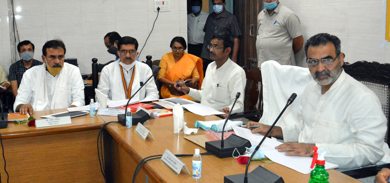 The issue of embezzlement of 100 crores was raised in the meeting of Disha