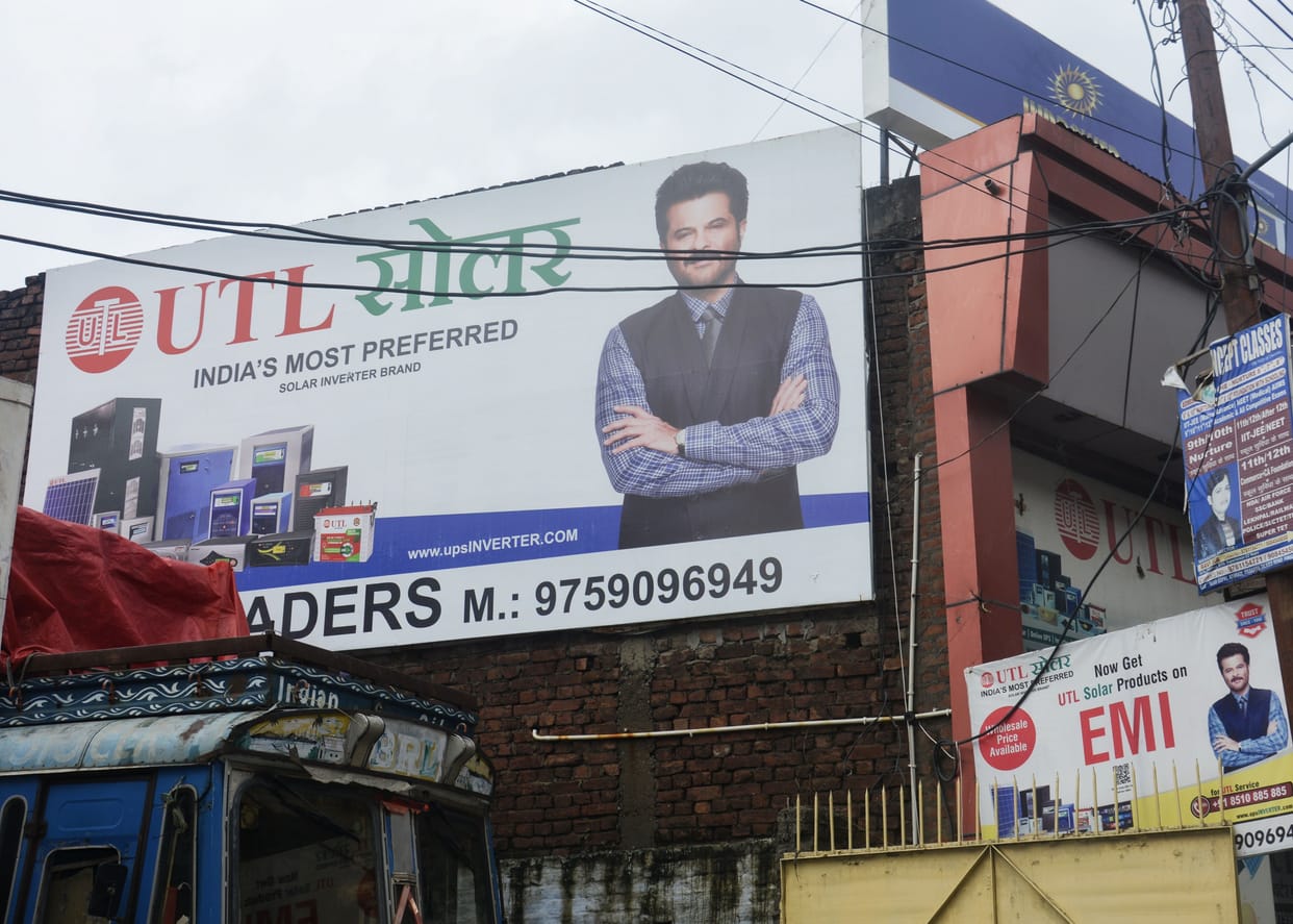 Hoardings on the roofs of buildings can become the reason for the accident