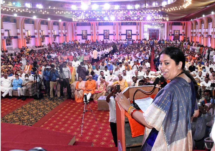 smriti irani in bjp prabudh sammelan in varanasi central minister target congress said Yuvraj rahul gandhi grabbed land in Amethi medical college