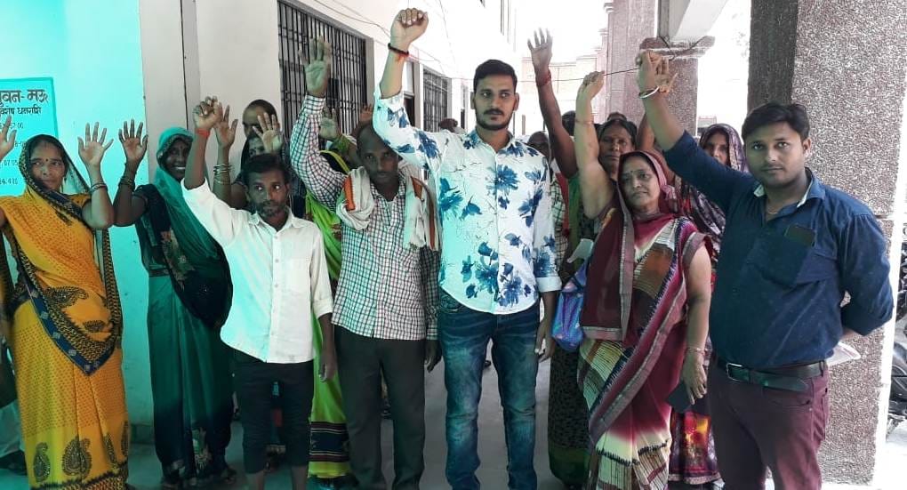 Villagers protested against Lekhpal for corruption and rigging