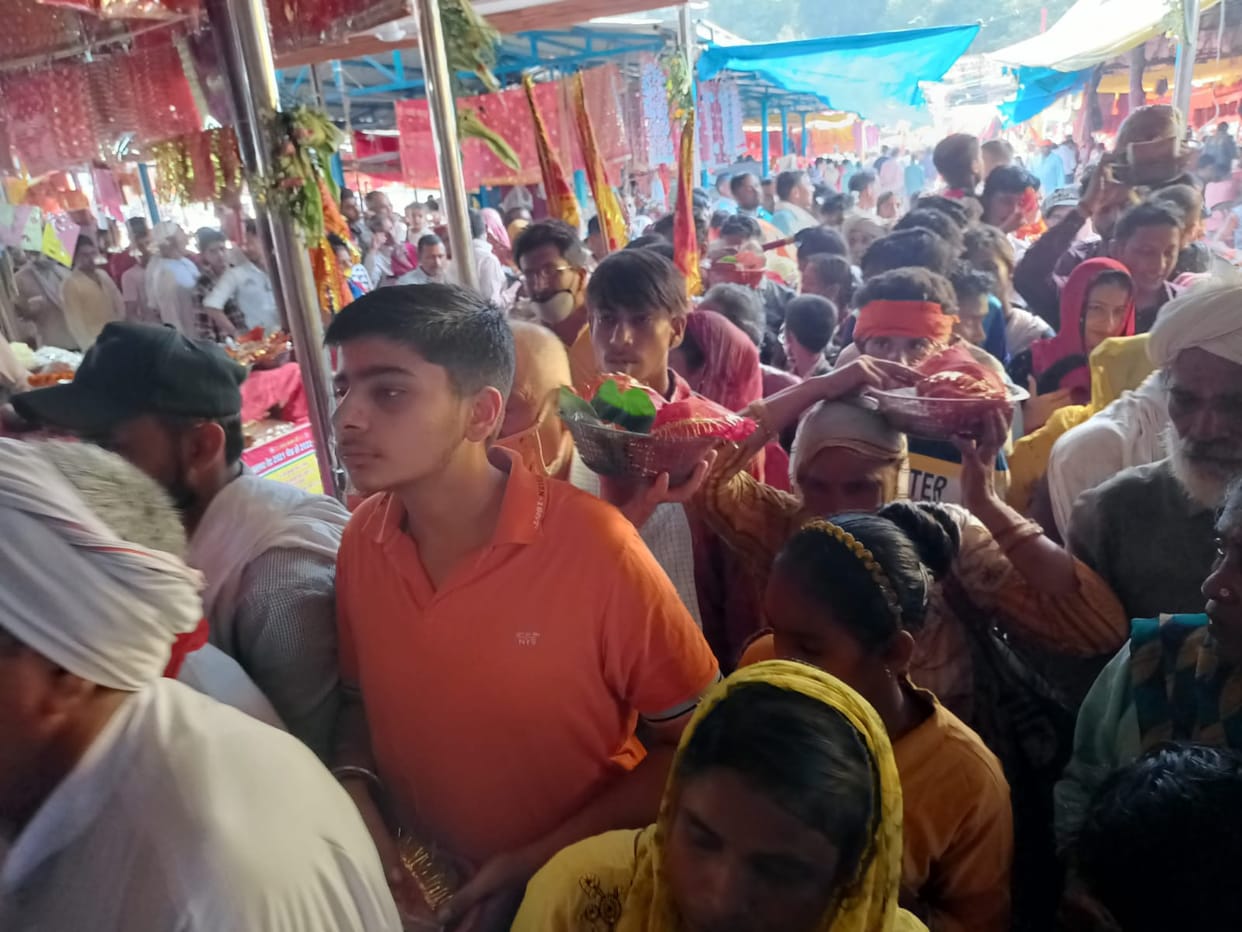 Crowd of devotees gathering in the court of Maa Shakambhari
