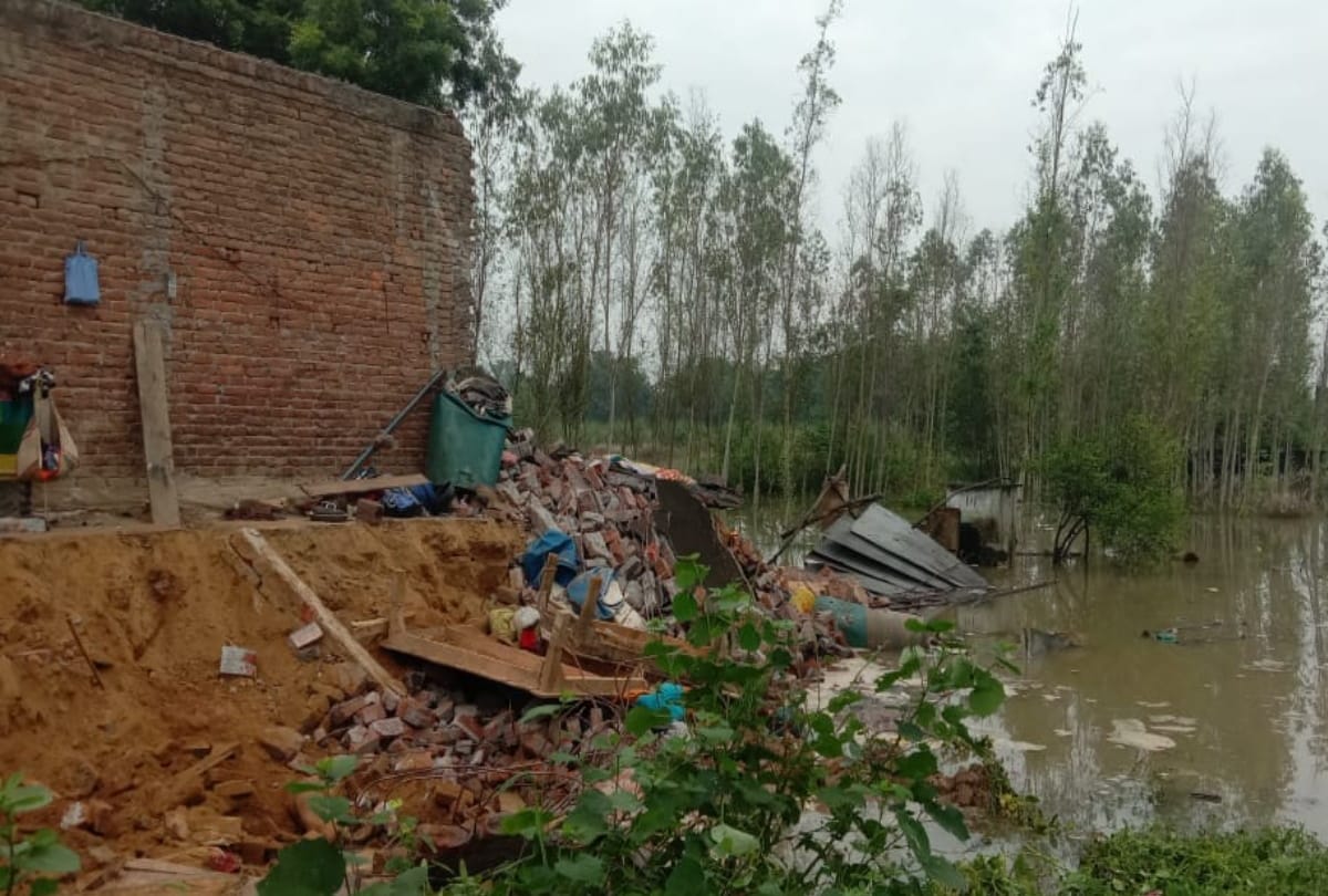 house collapsed after heavy rain two people died and eight injured in basti