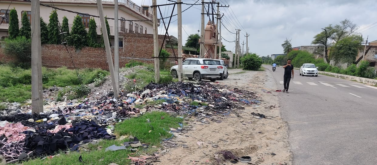 Neither the concern about the environment nor the beauty of the city, the garbage being thrown in the open