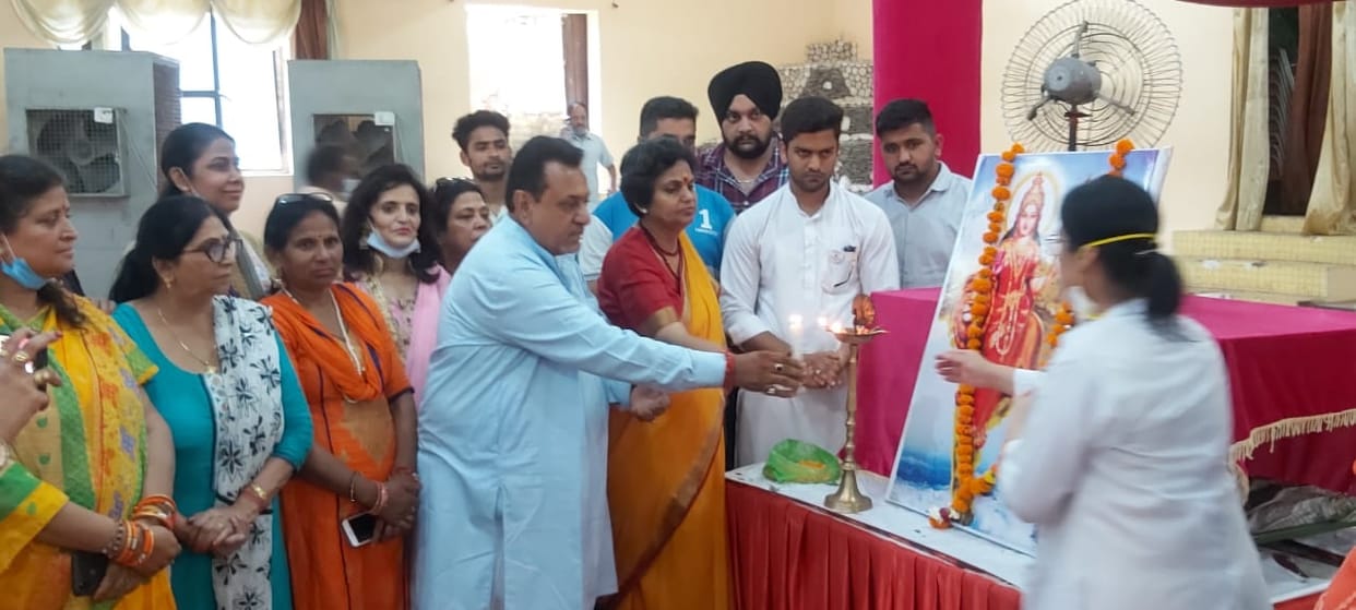 Workers cut cake on PM's birthday at Pooja Palace, 740 people got vaccine