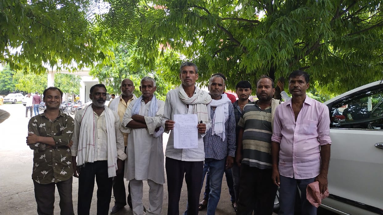 etawah news,Sir Dealer gets his thumb installed but does not give ration