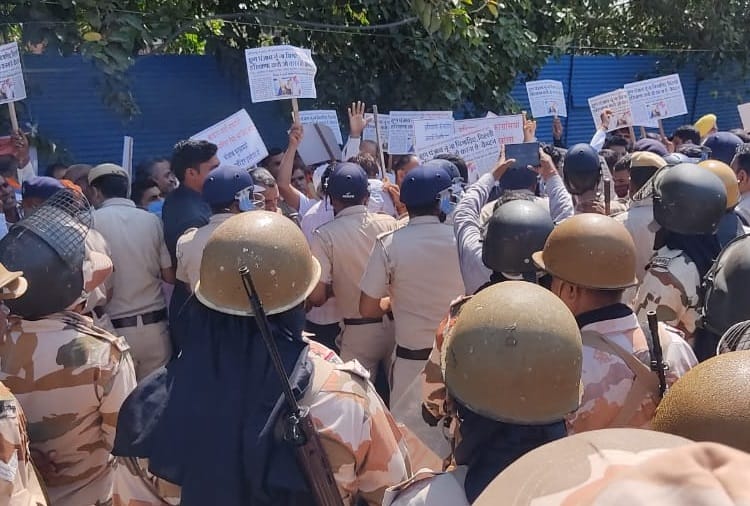 Tension between BJP and Congress workers over Punjab CM statement in front of Congress Bhawan in Jind and Sirsa