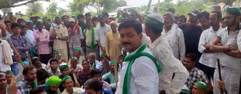 Farmers union workers demonstrated, demanding action against the sub-inspector