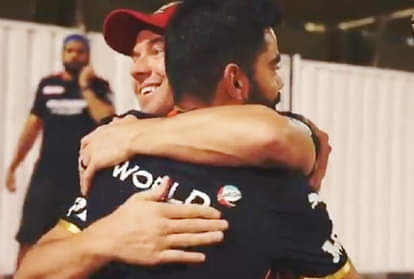 विराट कोहली से गले मिलते डिविलियर्स।