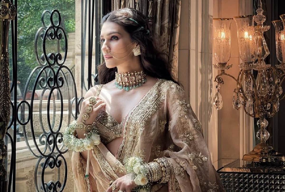 Kriti Sanon Traditional look in Bridal Golden Lehenga