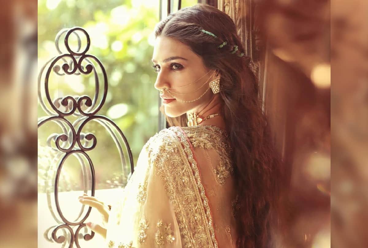 Kriti Sanon Traditional look in Bridal Golden Lehenga