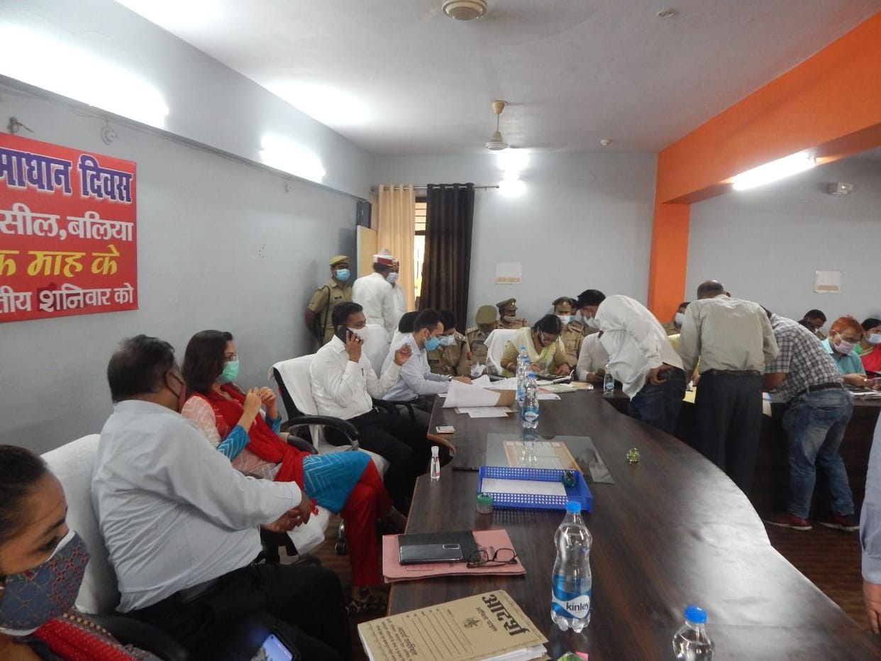 Complete Solution Day: Four officers absent, DM stopped salary, listened to the problems of the complainants