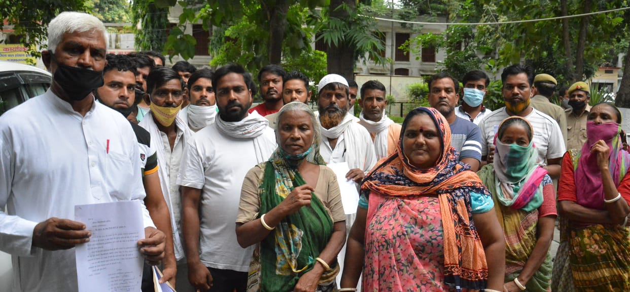 Protest against leaving the contract of Mangal Bazar