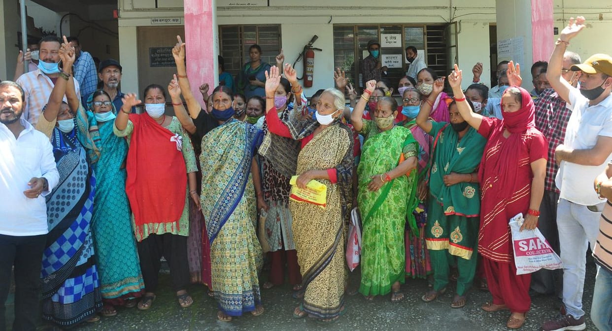 Protest against stone crusher in Kanda Lagga Rampur
