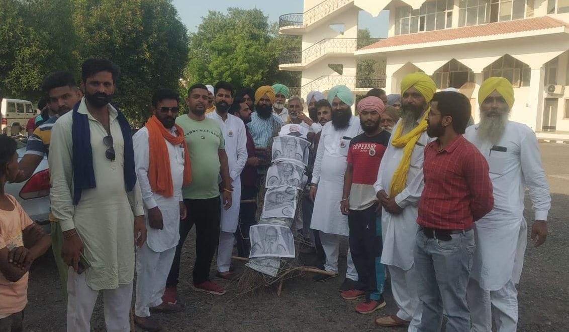 Farmers burnt the effigy of the Prime Minister taking out the last journey