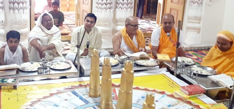 Worship of the perfect Akinchan Dharma on the ninth day of the Paryushan festival