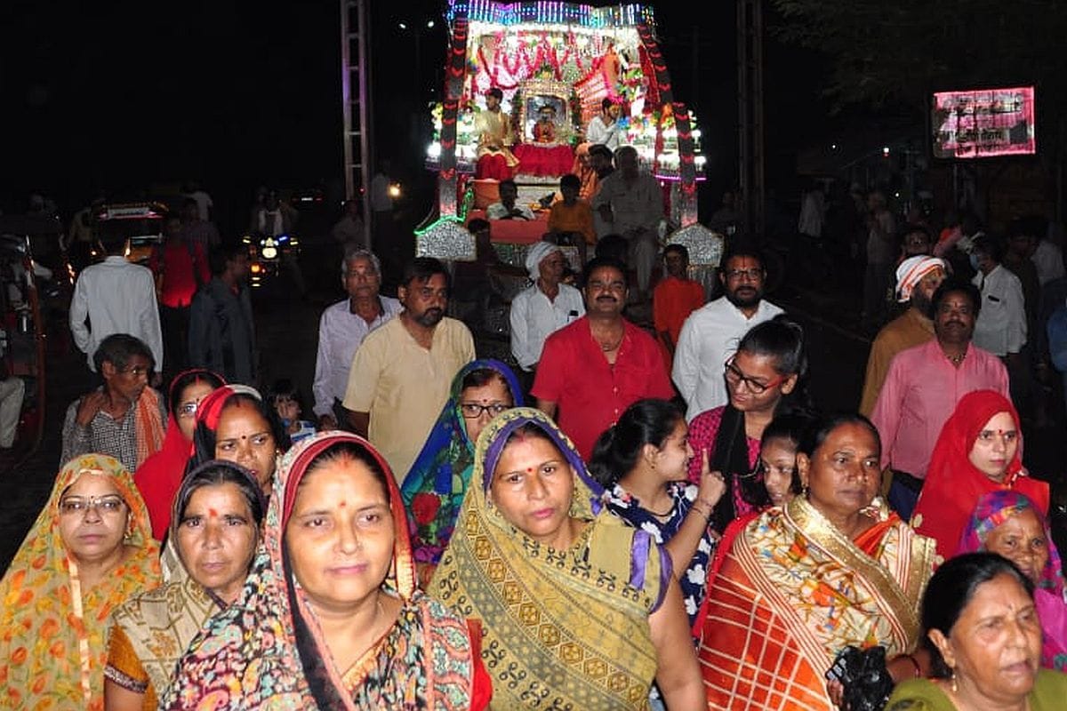 Dola of Lord Shri Krishna was taken out with a pomp