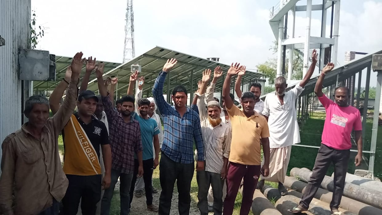Villagers raised slogans on drinking water projects
