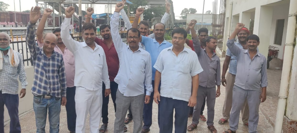 Railway workers protest against privatization
