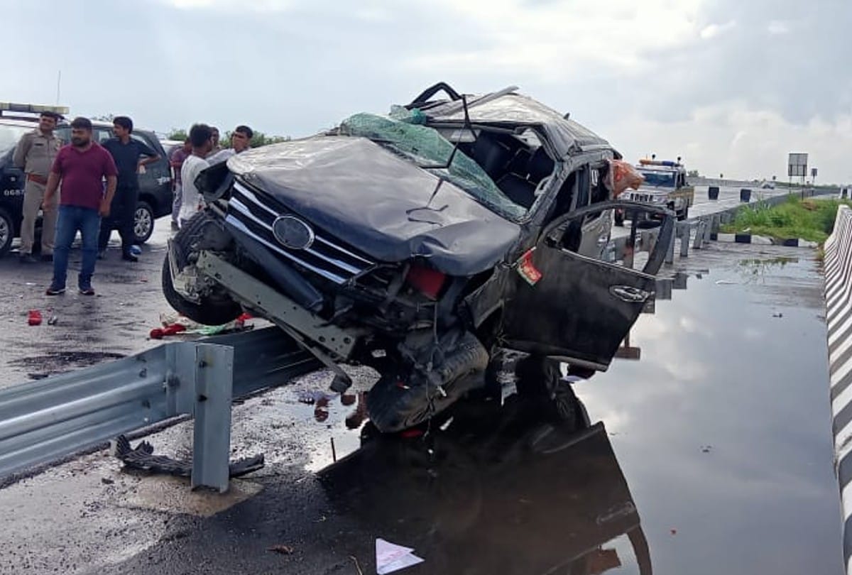 Car of former MLA convoy overturns on Lucknow Expressway in Mainpuri