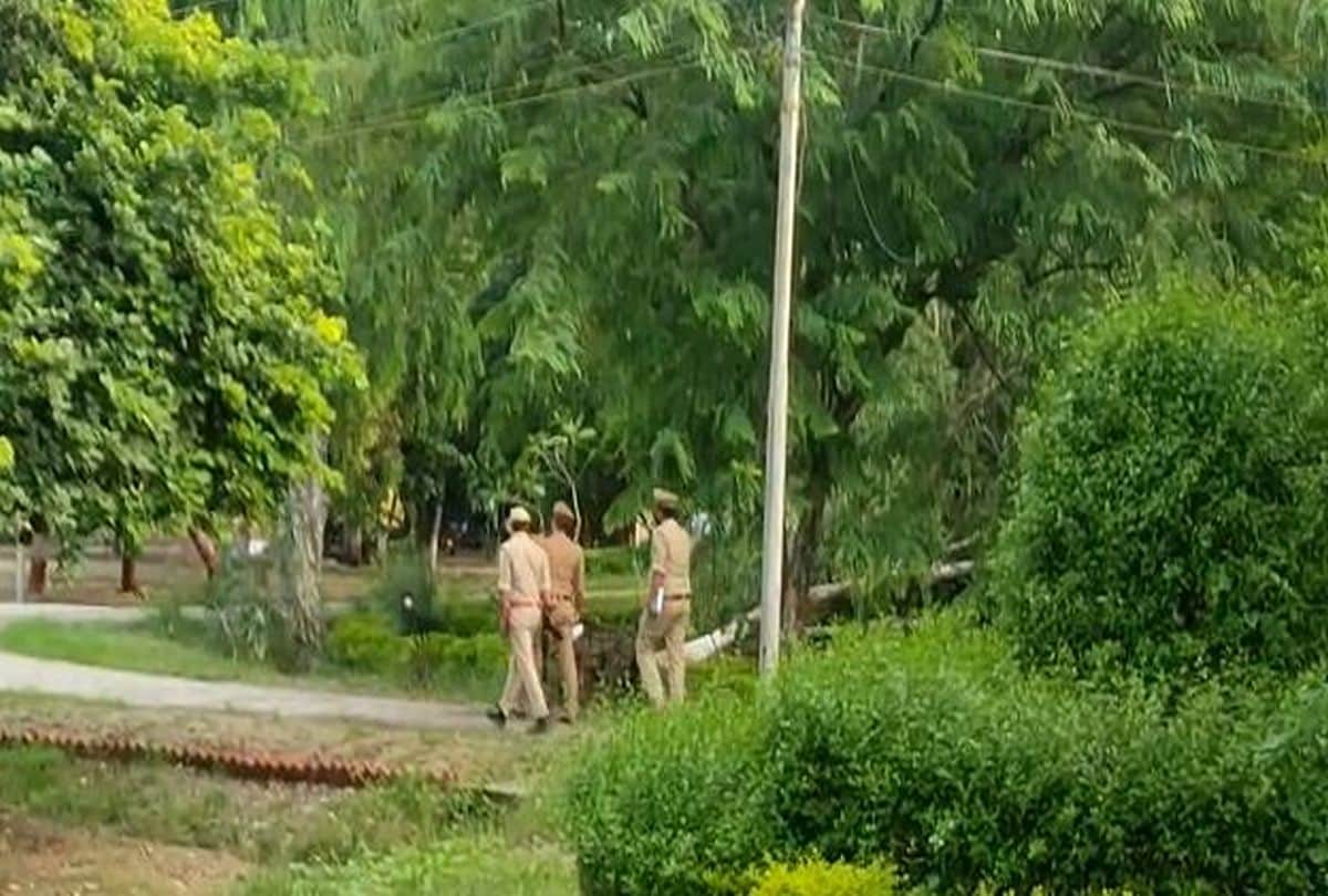 Mainpuri Jawahar Navodaya Vidyalaya Girl Student Murder Case News: Forensic Expert Team Took Samples From Girl Bed And Luggage In Jawahar Javodaya Vidyalaya