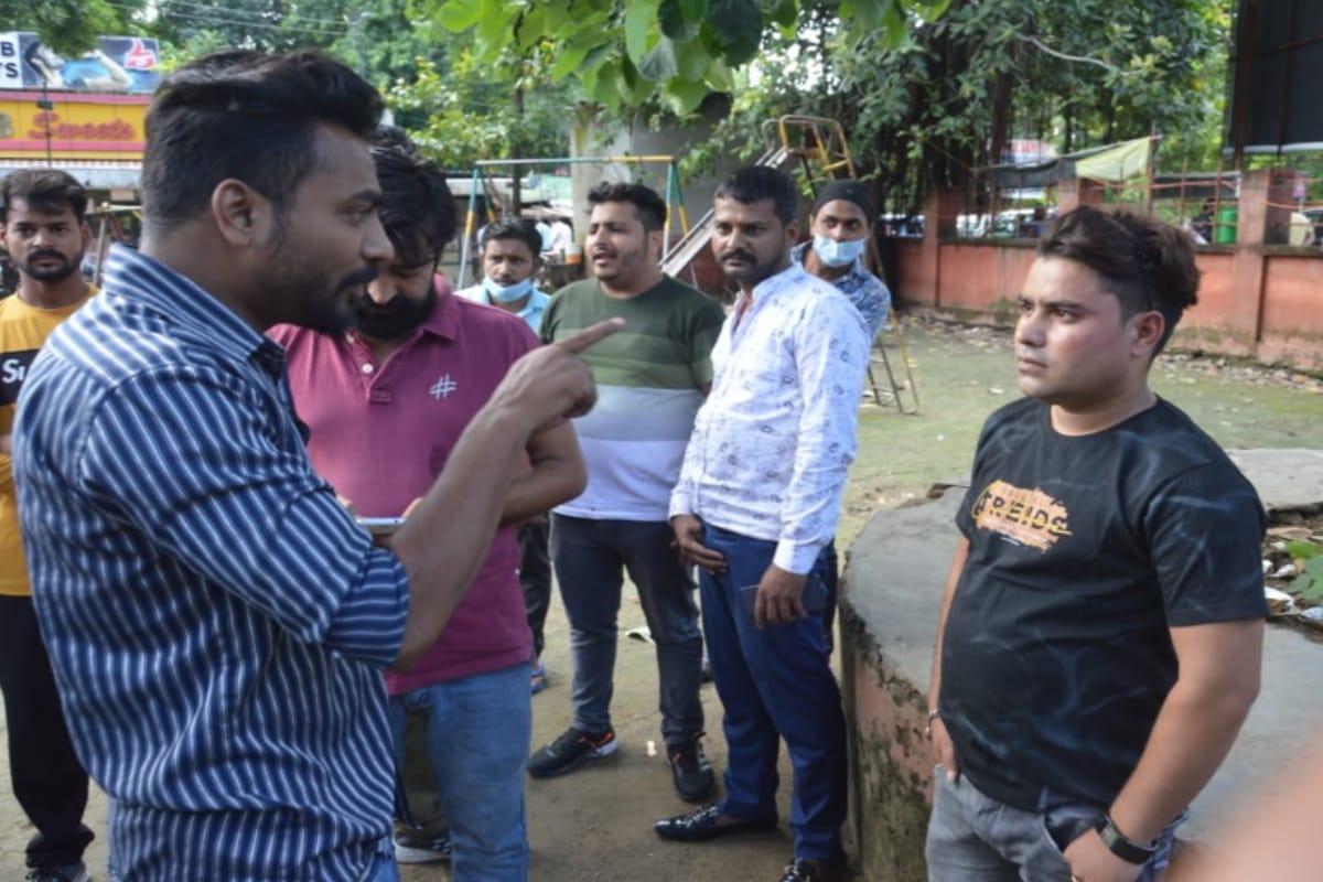 Meerut: accused beaten up after he molested  Girl in Gol Market saket, video viral
