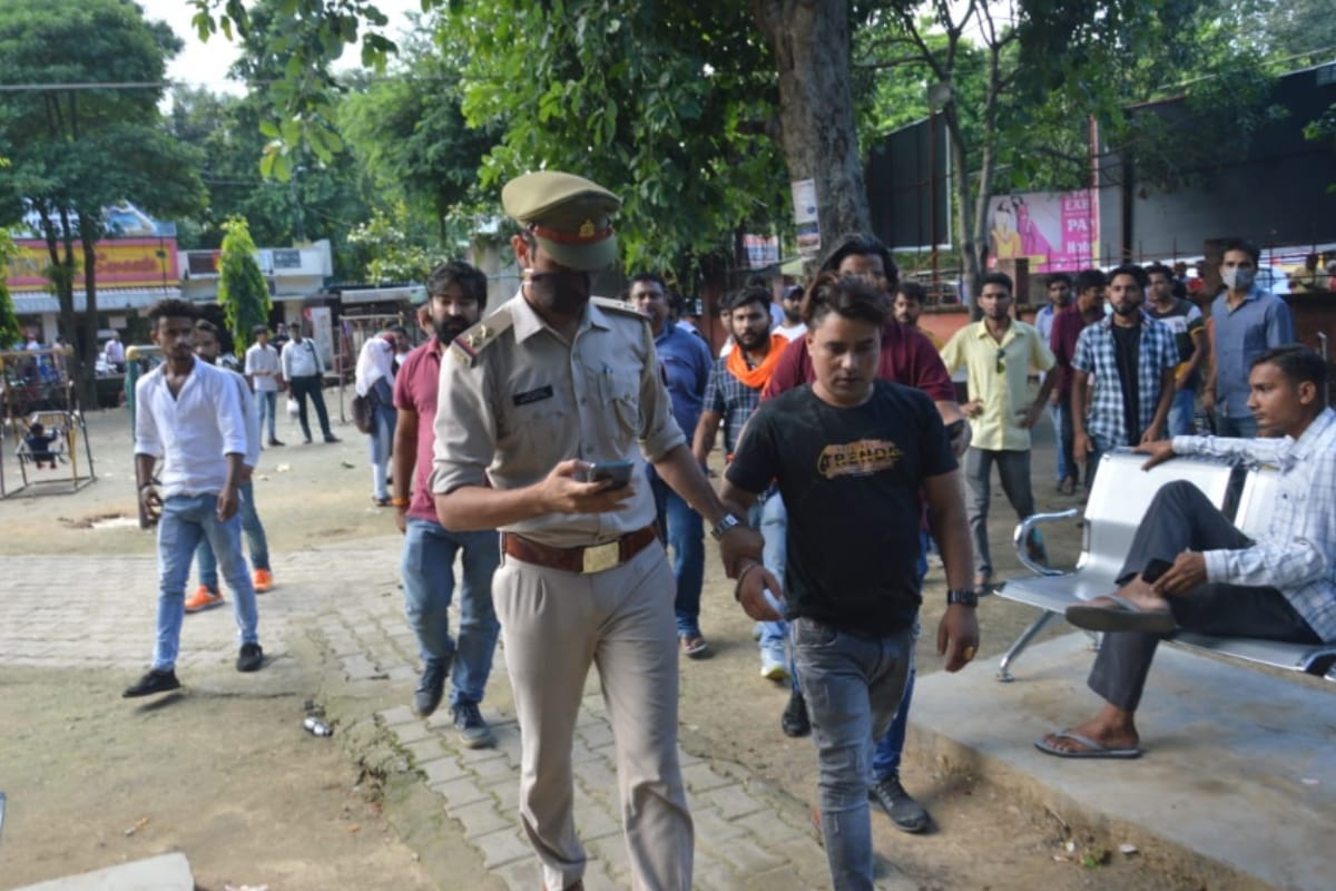 Meerut: accused beaten up after he molested  Girl in Gol Market saket, video viral