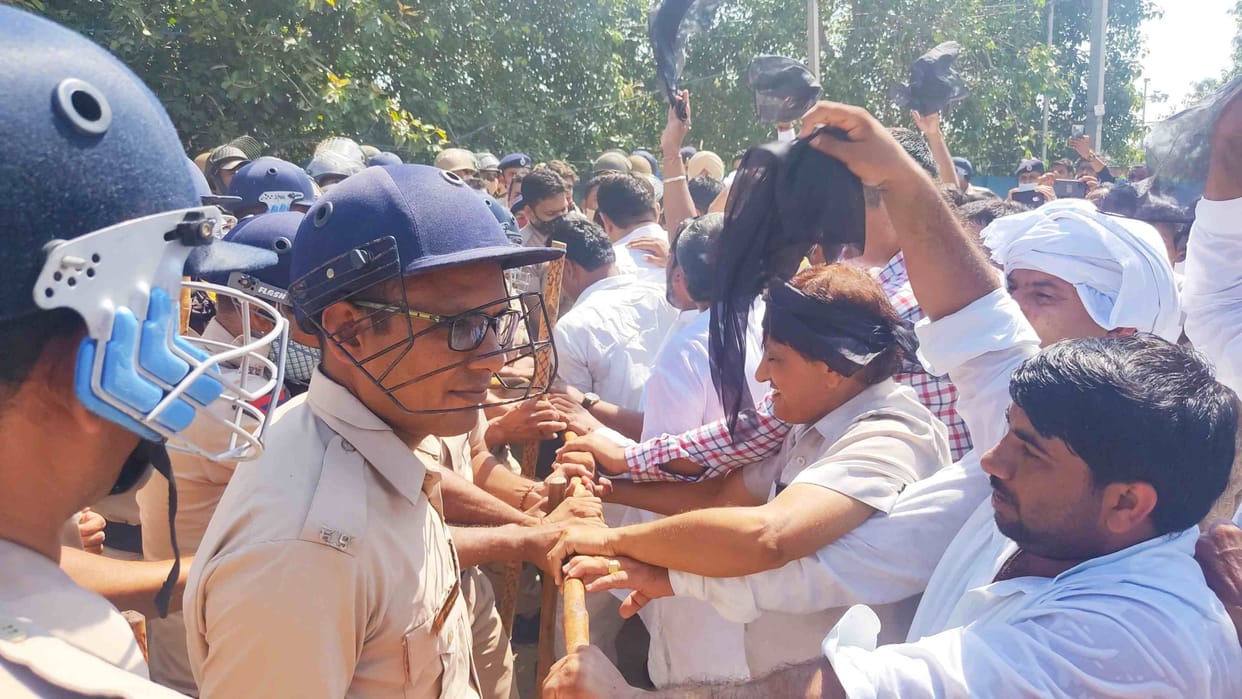 bjp congrss workers clashed during the  demonstraion