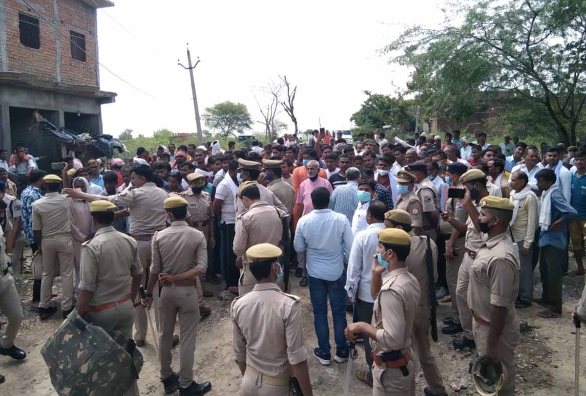 Banda: Railway broke the nearby wall, road stalled in 40 villages, outrage among villagers