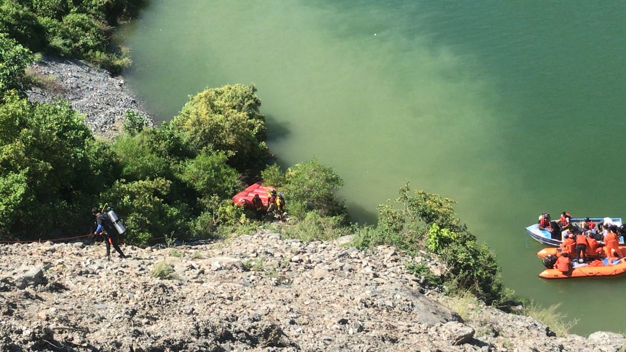 uttarakhand news: car fell in tehri lake three people missing