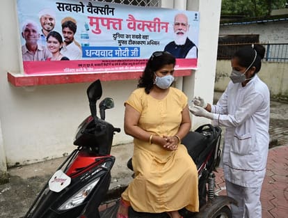 corona new variant omicron  pm modi addresses nation about three lakh minors get corona vaccine in Varanasi