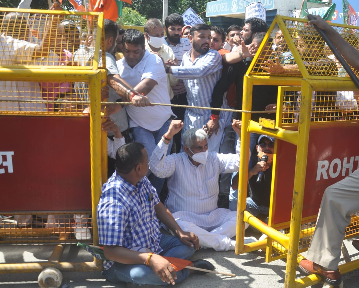 Congress and BJP face to face, police sweating in the middle
