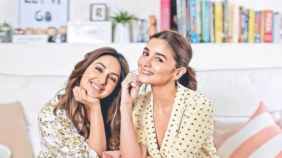 Alia Bhatt shares throwback picture to wish bestie Akansha kapoor