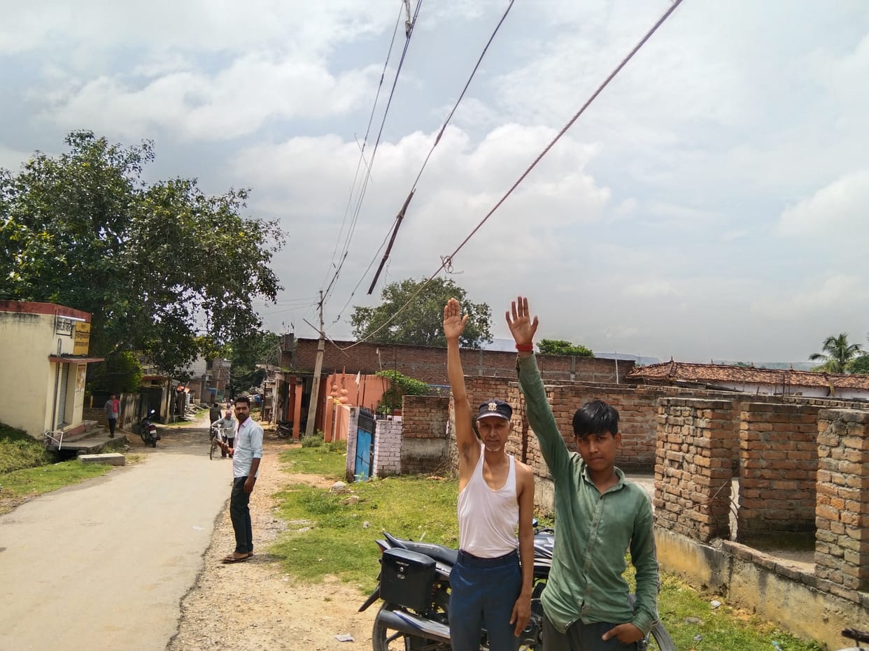 Sonbhadra: In the capital of energy, electricity supply is on ventilator, somewhere with the help of houses and sometimes wires running on telephone poles.