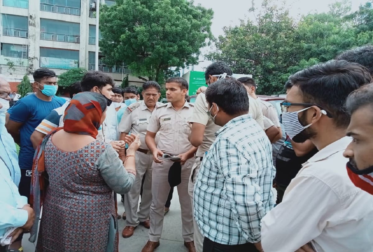Doctor left some items into urinal pipe parents gets angry on Gurugram doctor