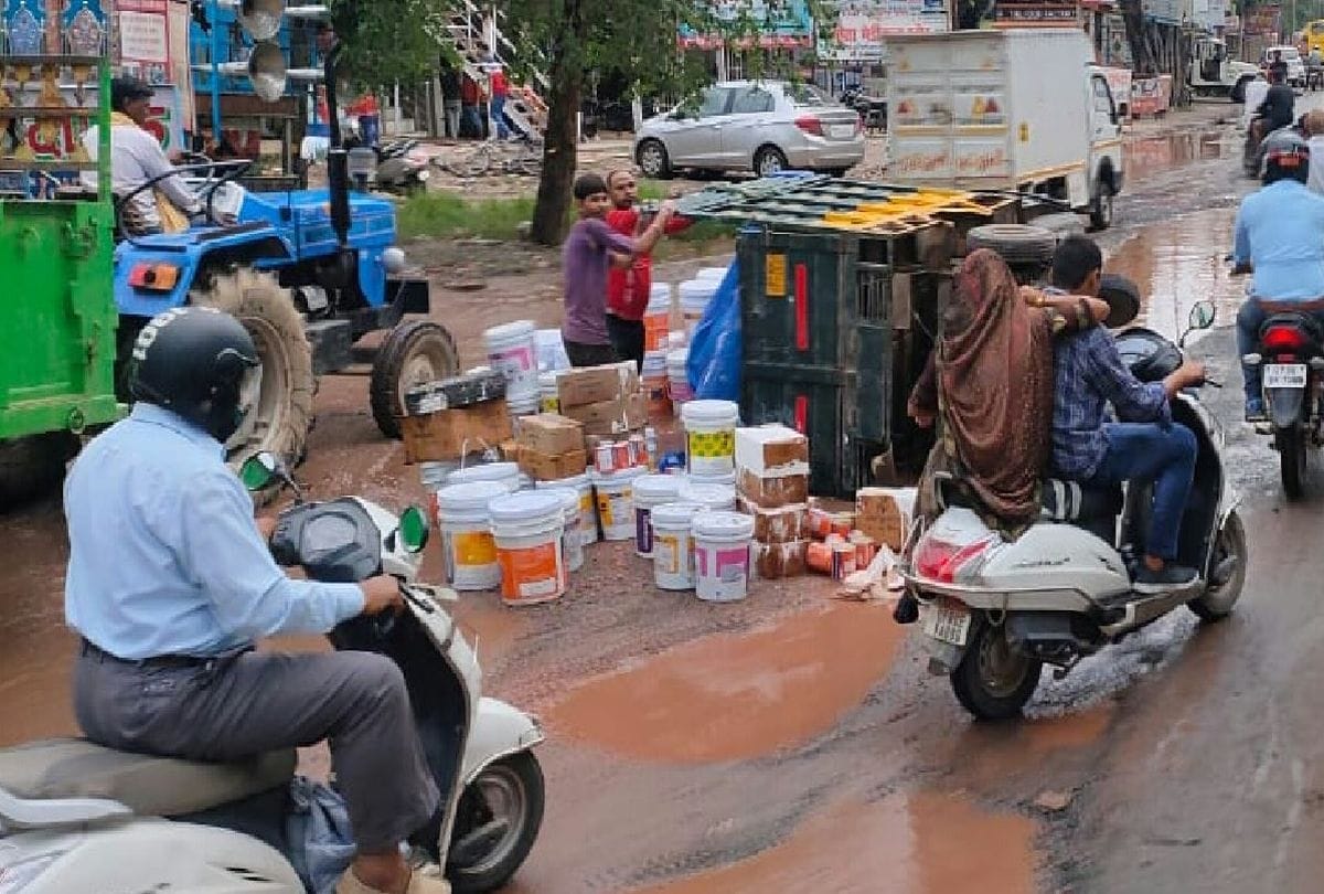 autos and rickshaws overturned due to potholes of roads in agra