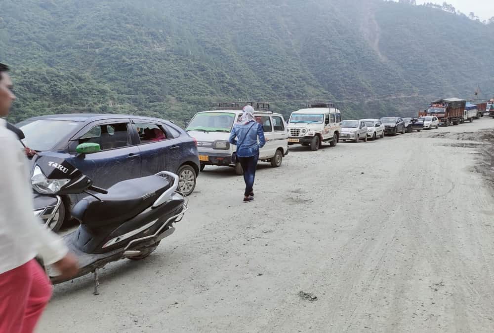 Rishikesh-Badrinath Highway: Road closed due to heavy landslide And 200 vehicles stuck in jam photos
