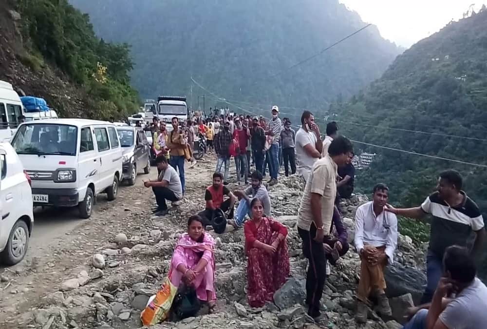Rishikesh-Badrinath Highway: Road closed due to heavy landslide And 200 vehicles stuck in jam photos